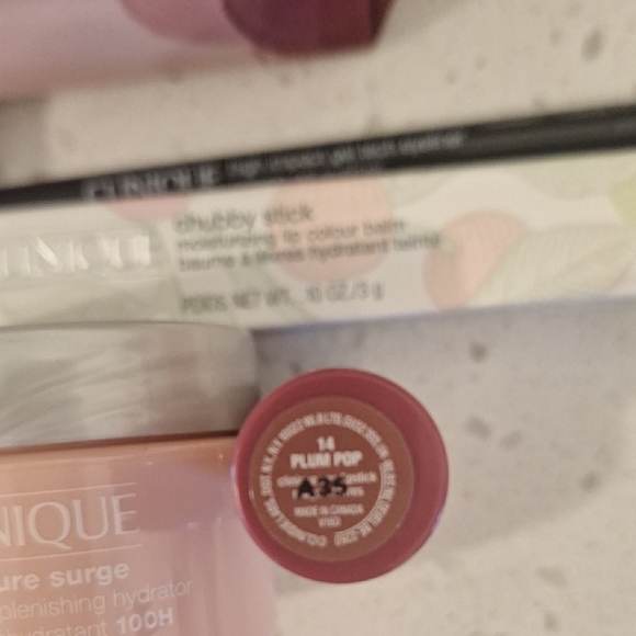 Clinique Beauty Collection with Floral Bag - Picture 6 of 6